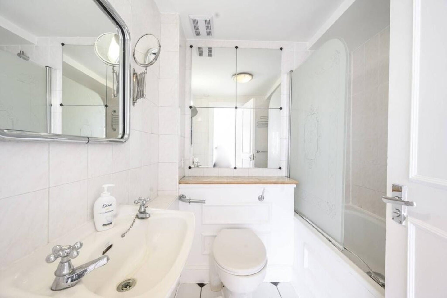 Flat Lucan Place in Greater London