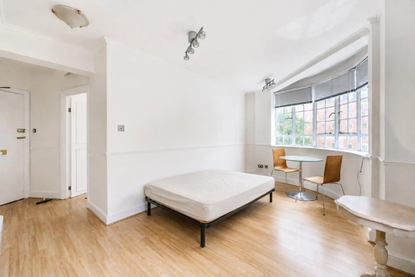 Flat Lucan Place in Greater London