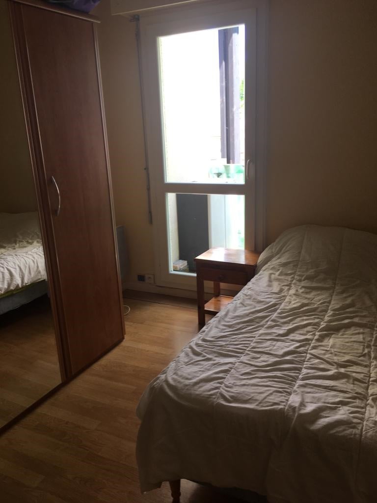 Room Rue des Treilles in Libourne