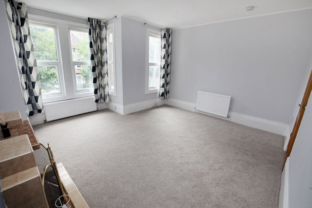 Flat Barclay Road in Greater London