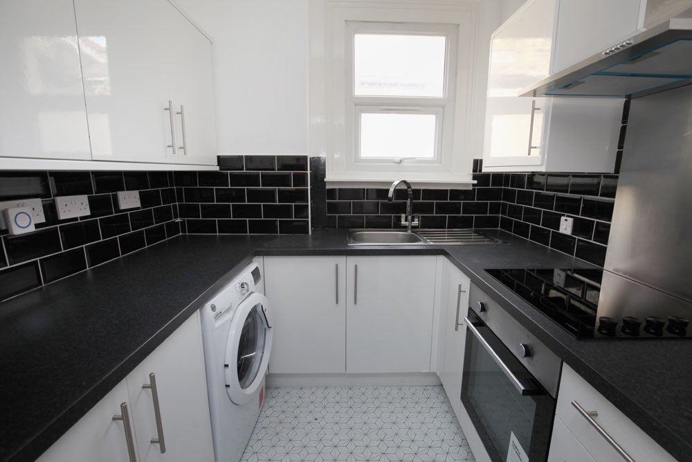 Flat Barclay Road in Greater London