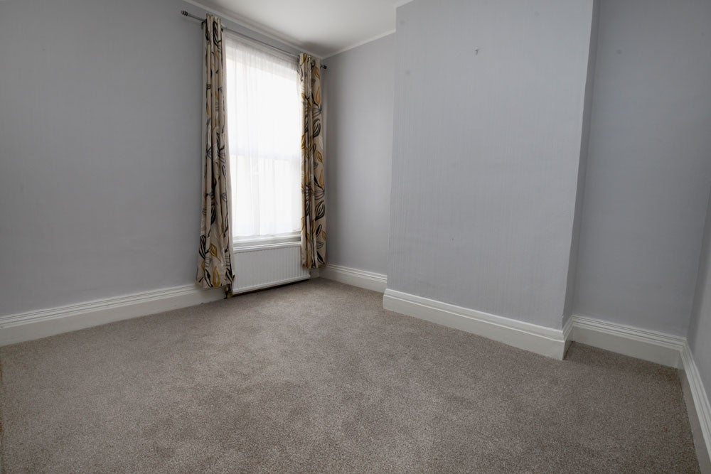 Flat Barclay Road in Greater London
