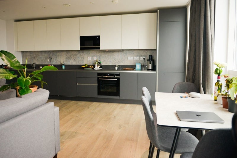 Room Waterden Road in Greater London