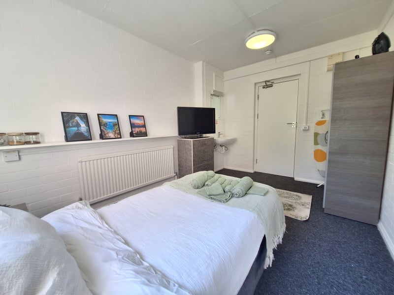 Room Daisy Bank Road in Manchester