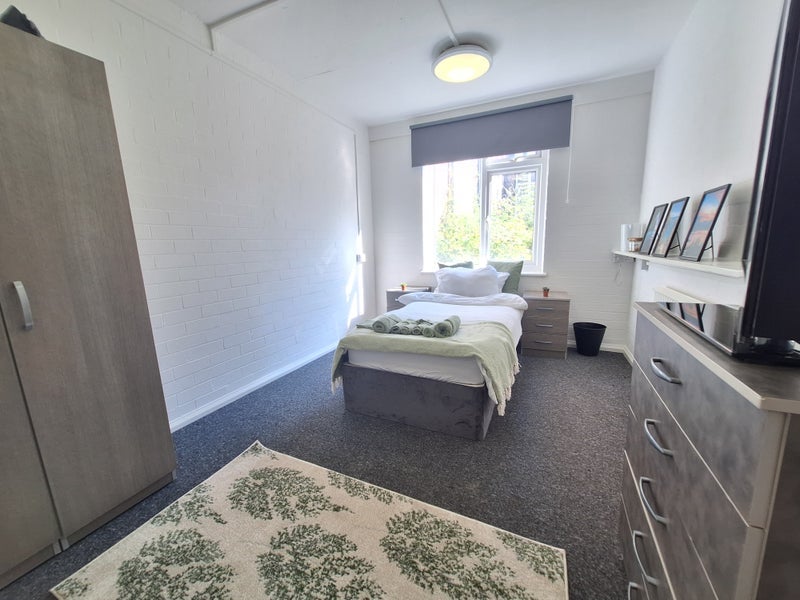 Room Daisy Bank Road in Manchester