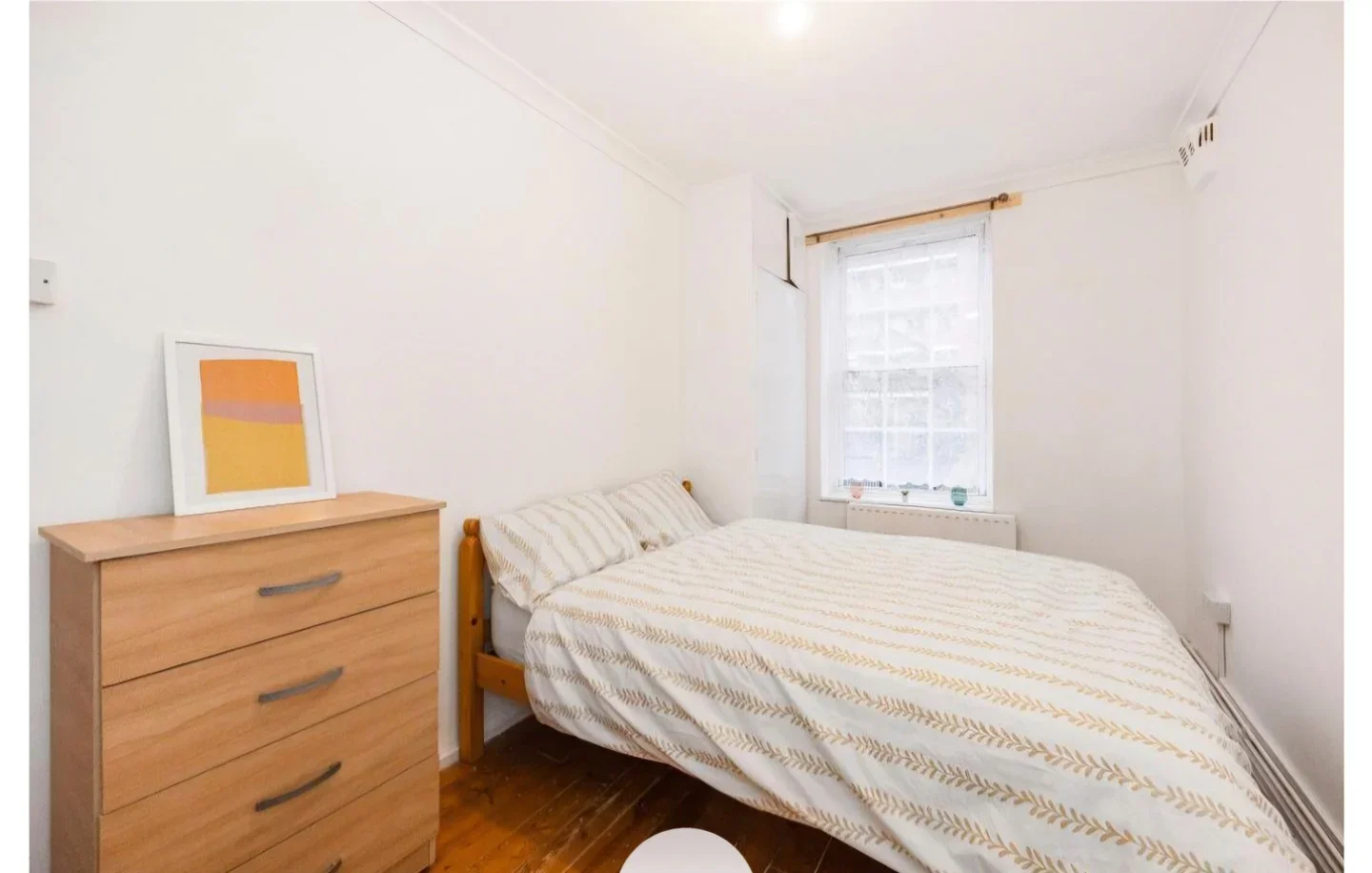 Room Shadwell Gardens in Greater London