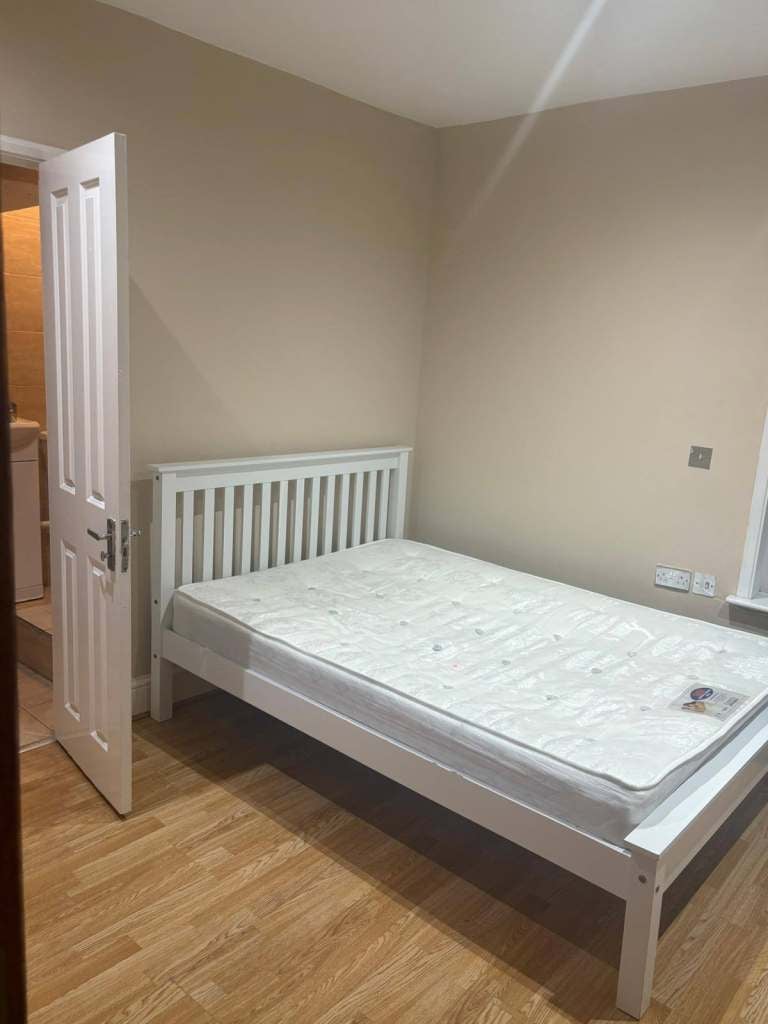 Room Cromwell Road in Luton