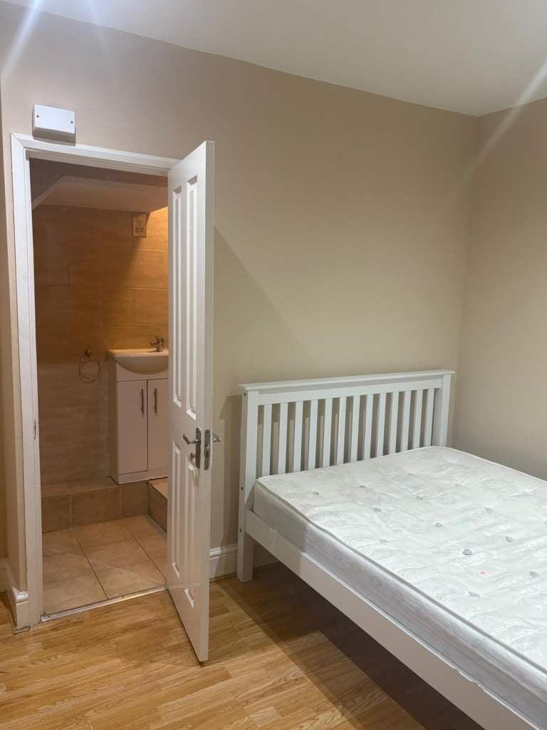 Room Cromwell Road in Luton