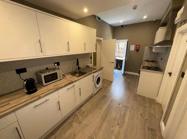 Flat Tolworth Park Road in London