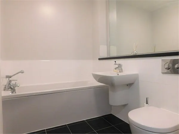 Flat Greenford Avenue in Greater London