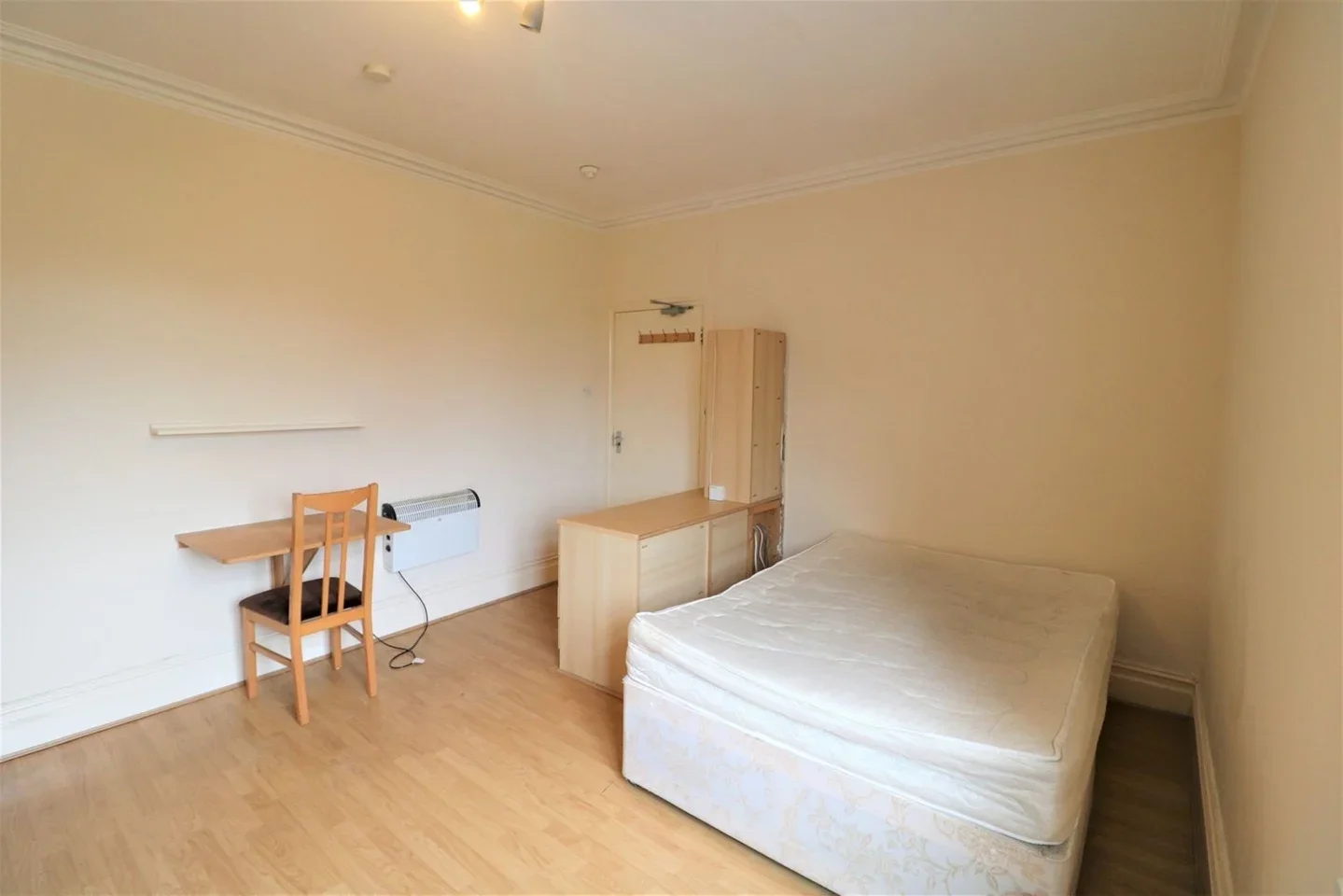 Room Hanworth Road in Greater London
