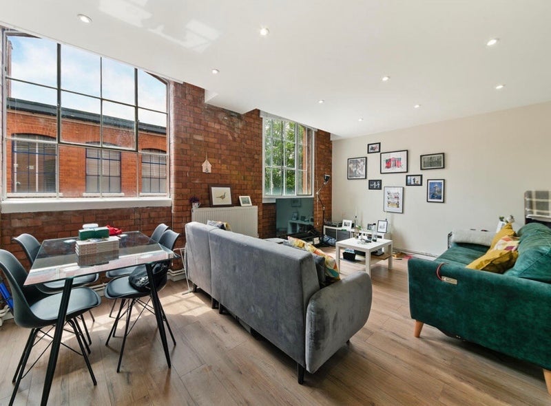 Flat Dove Road in Greater London