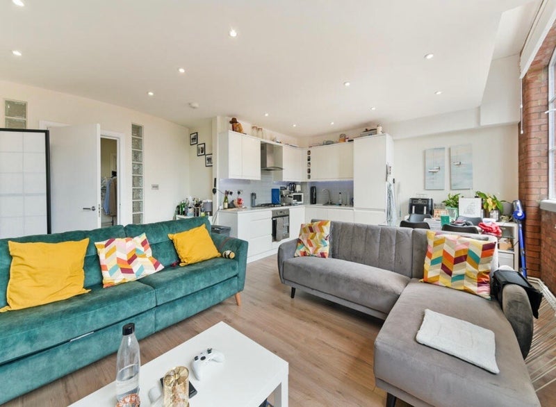 Flat Dove Road in Greater London