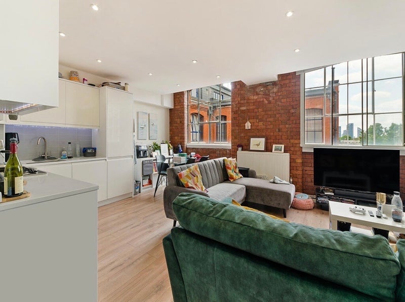 Flat Dove Road in Greater London