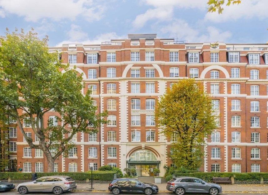Flat Grove End Road in City of Westminster