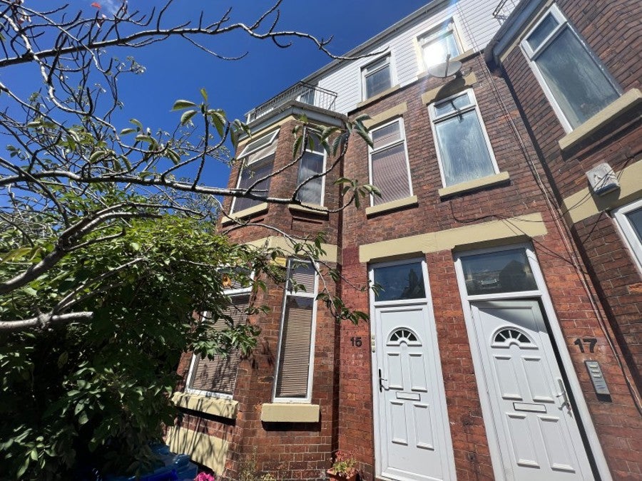Flat Warwick Road in Manchester