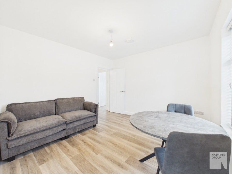 Flat Warwick Road in Manchester