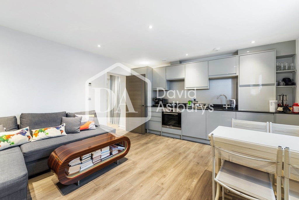Flat Regent's Park Road in Greater London