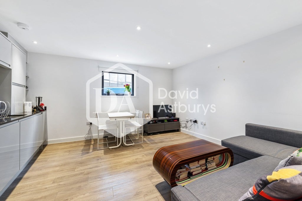Flat Regent's Park Road in Greater London