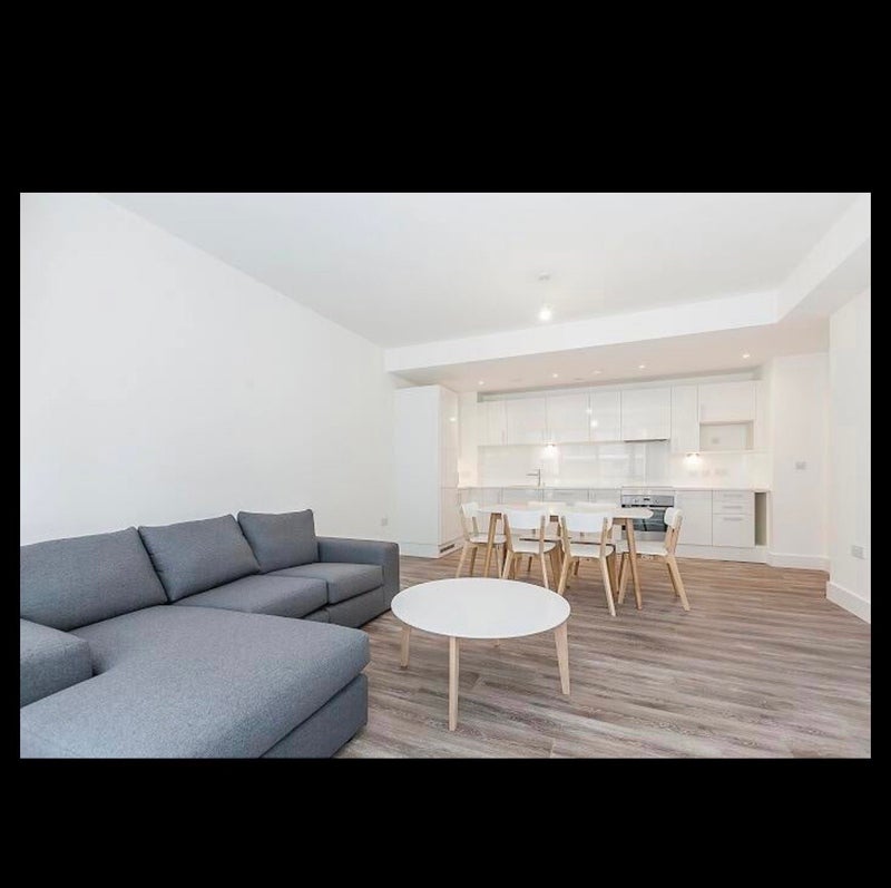 Flat Silvertown Way in Greater London