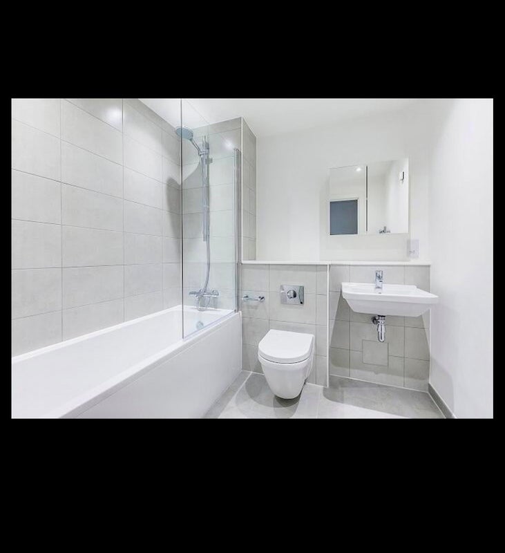 Flat Silvertown Way in Greater London