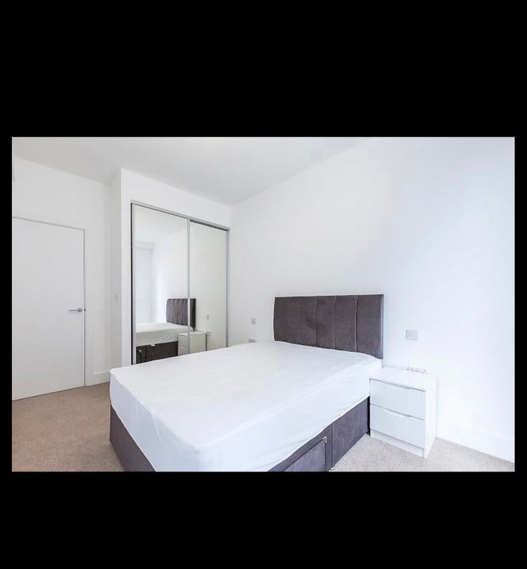 Flat Silvertown Way in Greater London