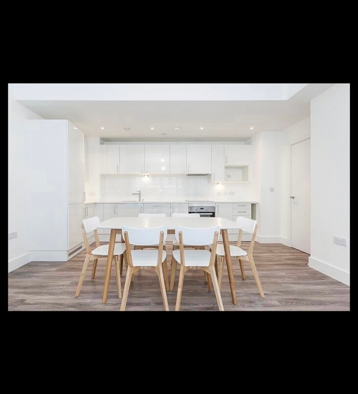 Flat Silvertown Way in Greater London