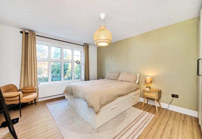 Flat Monarch Mews in Greater London