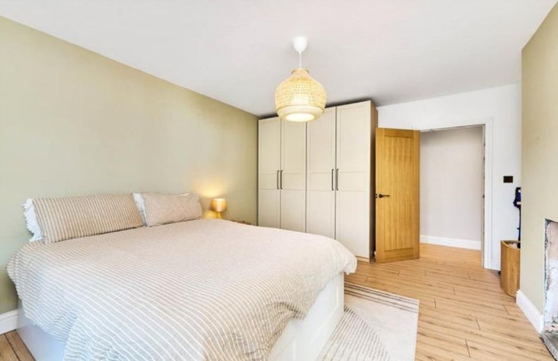 Flat Monarch Mews in Greater London