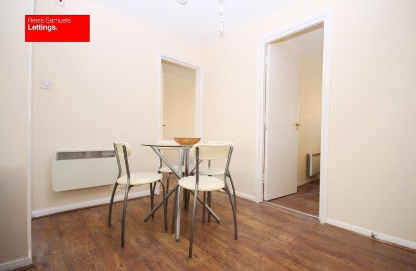 Flat Ambassador Square in Greater London