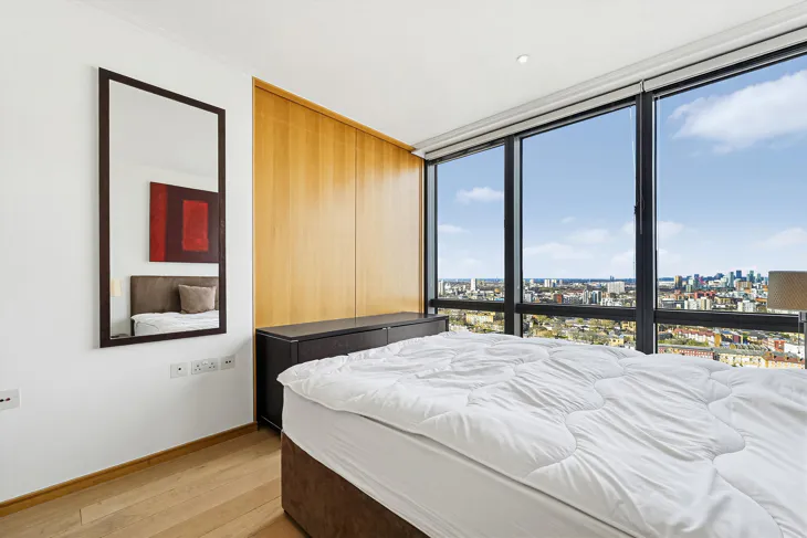 Flat Hertsmere Road in Greater London