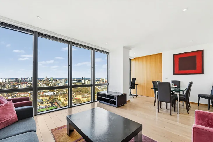 Flat Hertsmere Road in Greater London