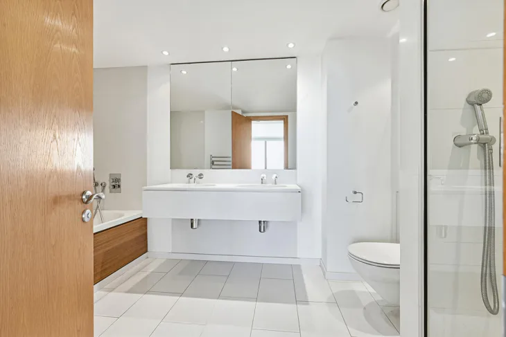 Flat Hertsmere Road in Greater London