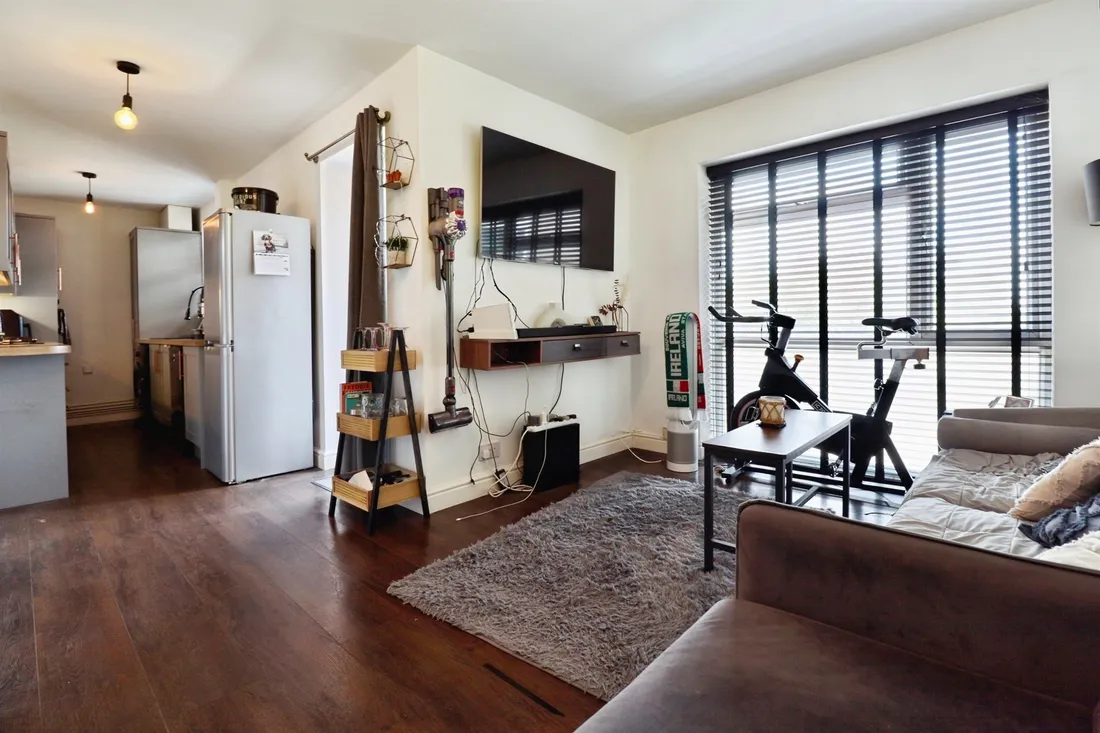 Flat Linnet Close in Cardiff