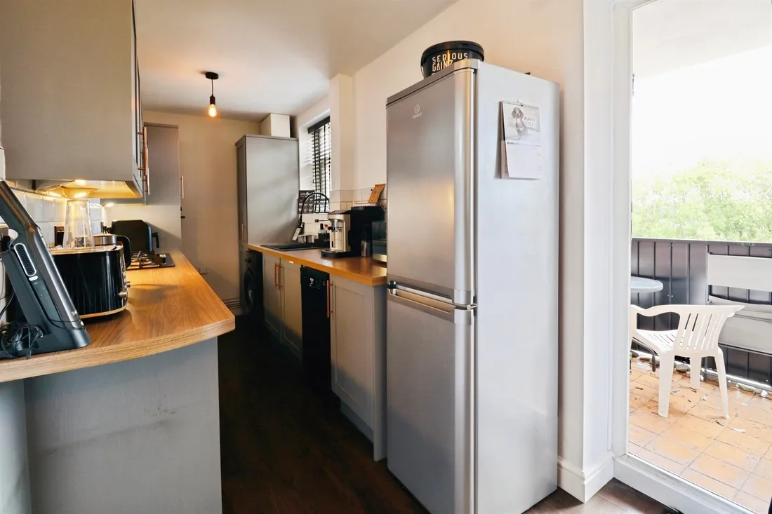 Flat Linnet Close in Cardiff