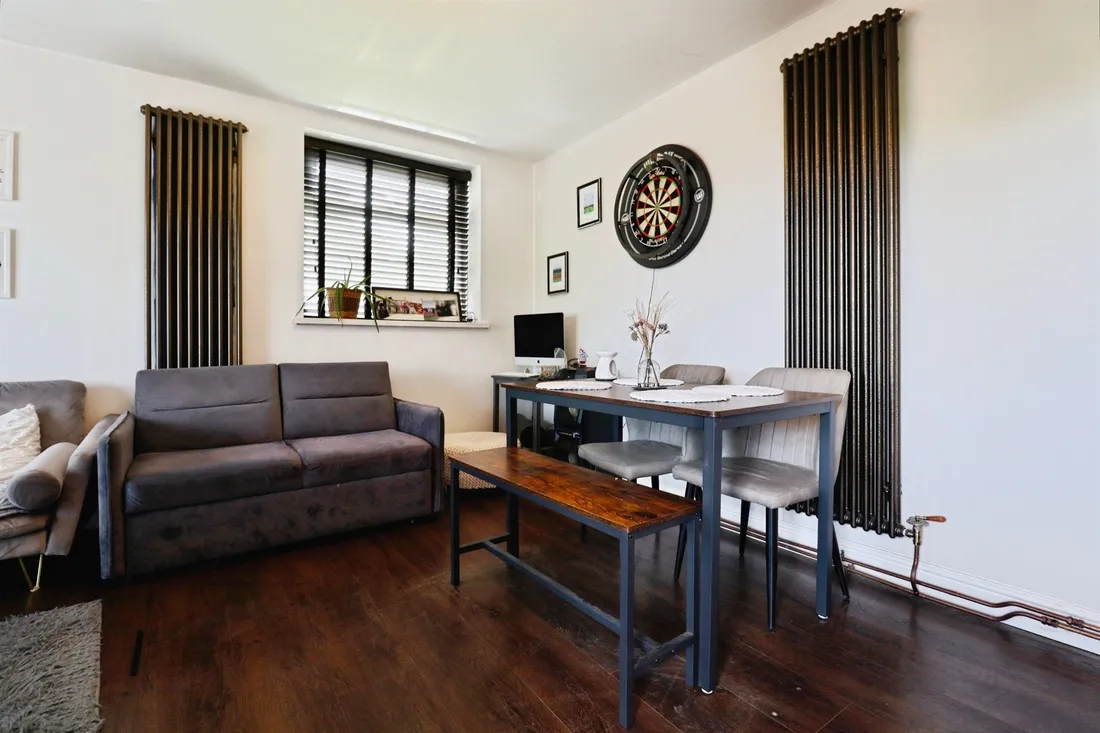 Flat Linnet Close in Cardiff