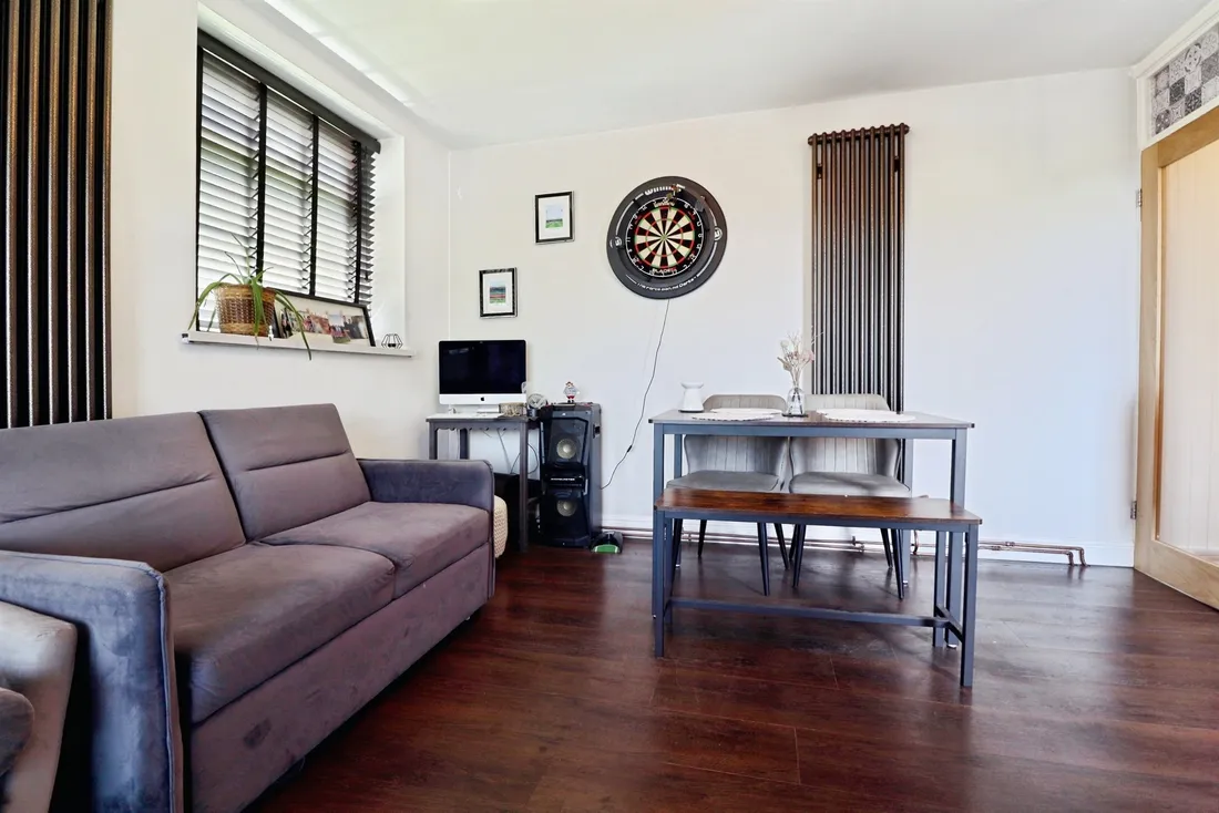 Flat Linnet Close in Cardiff