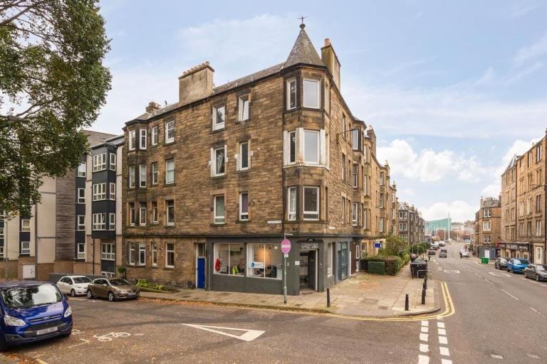 Flat Wishaw Terrace in City of Edinburgh