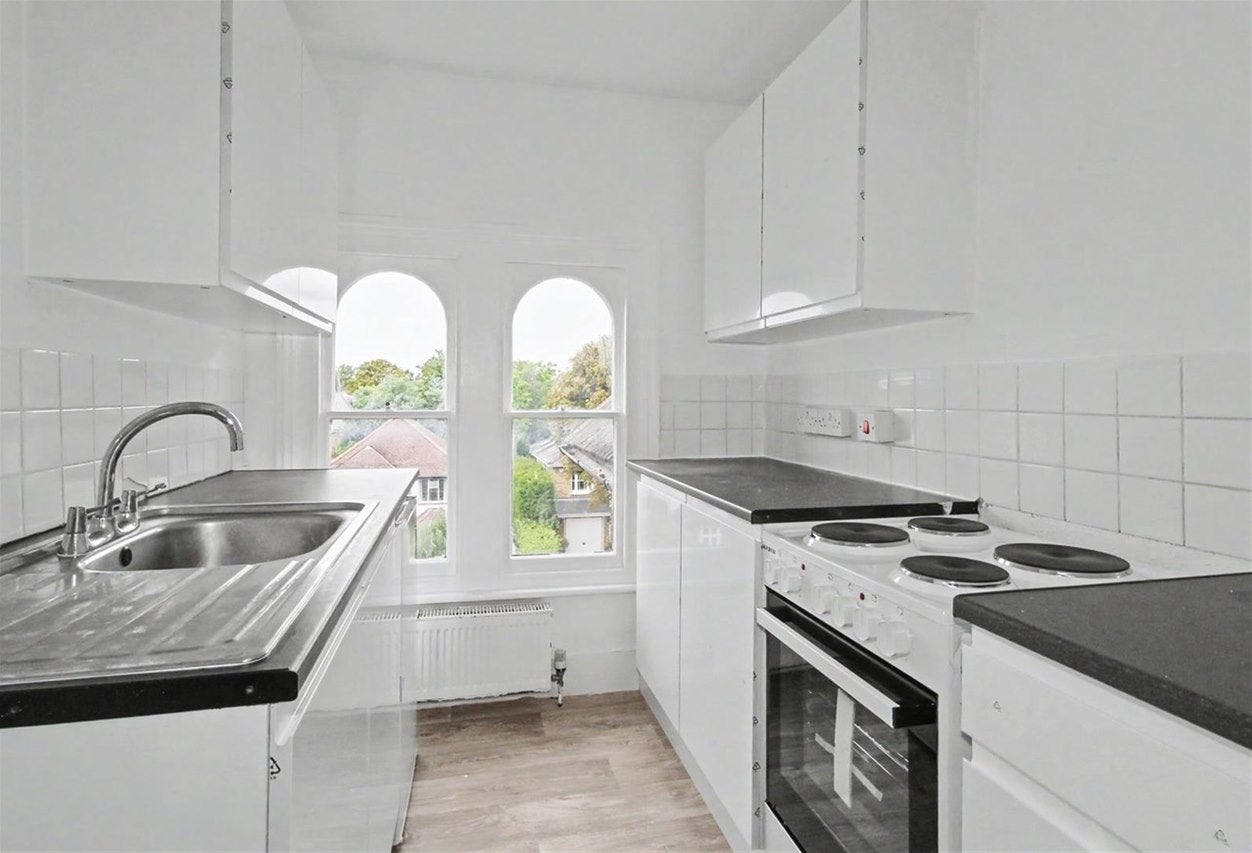 Flat Arnison Road in Elmbridge