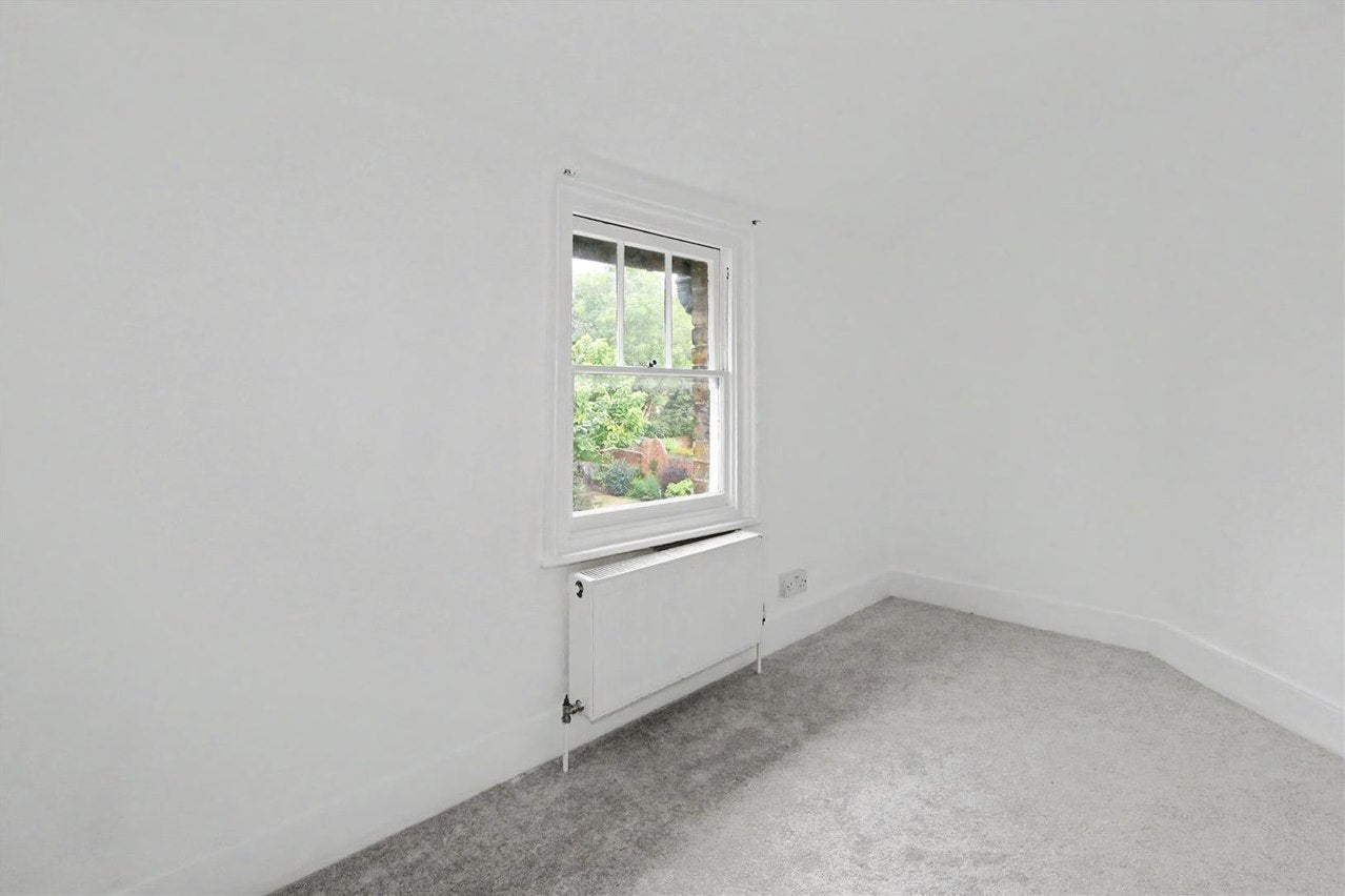 Flat Arnison Road in Elmbridge