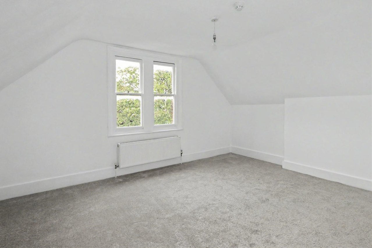 Flat Arnison Road in Elmbridge