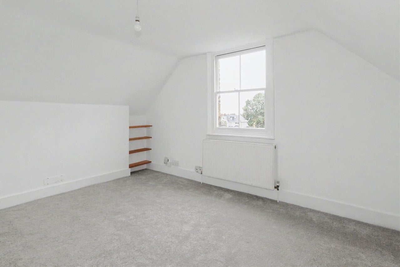 Flat Arnison Road in Elmbridge