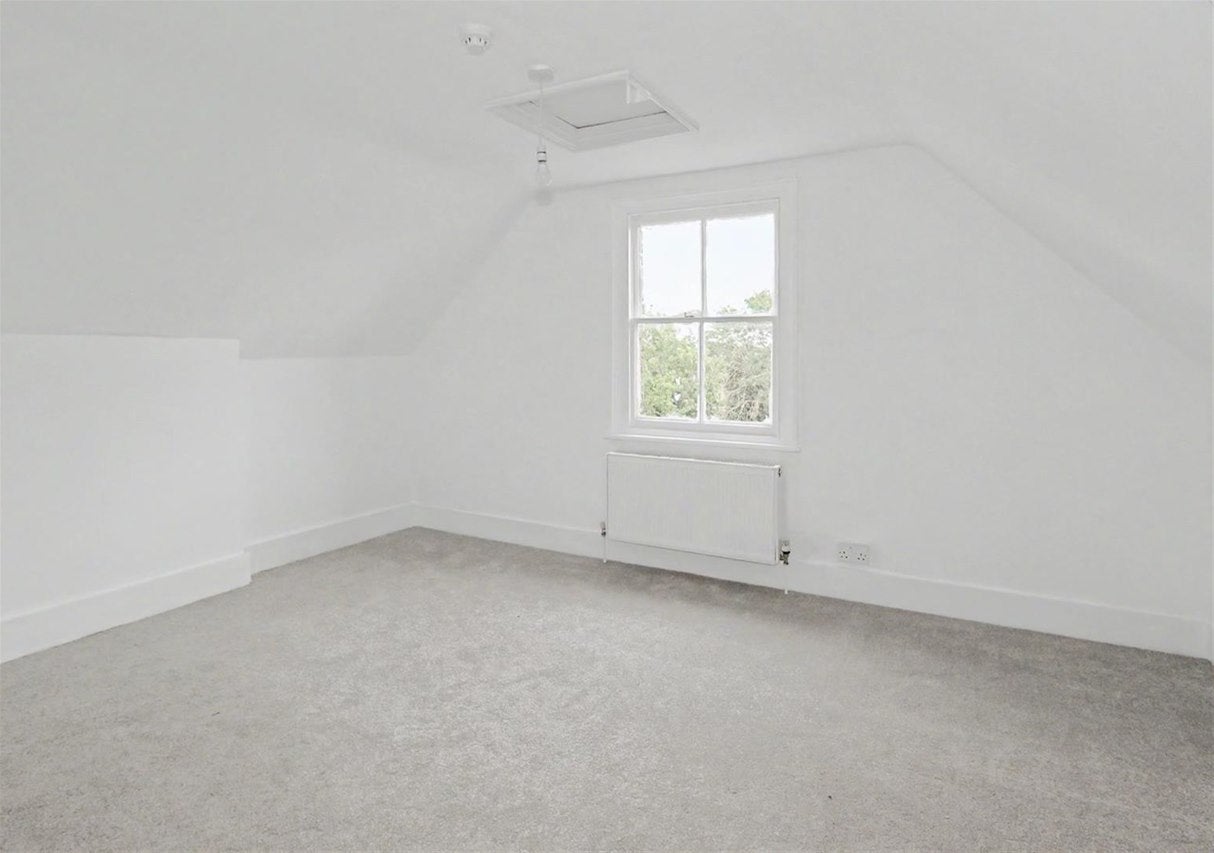 Flat Arnison Road in Elmbridge