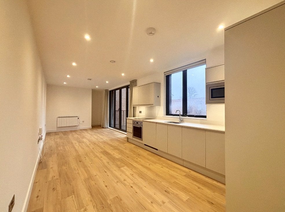 Flat Farnborough Road in Rushmoor