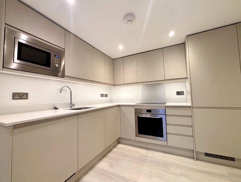 Flat Farnborough Road in Rushmoor