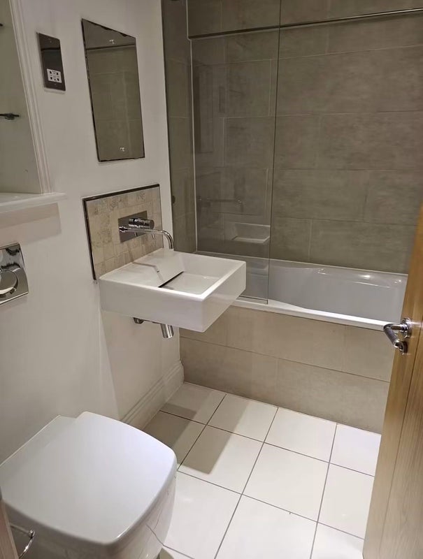Room Grange Road in Greater London