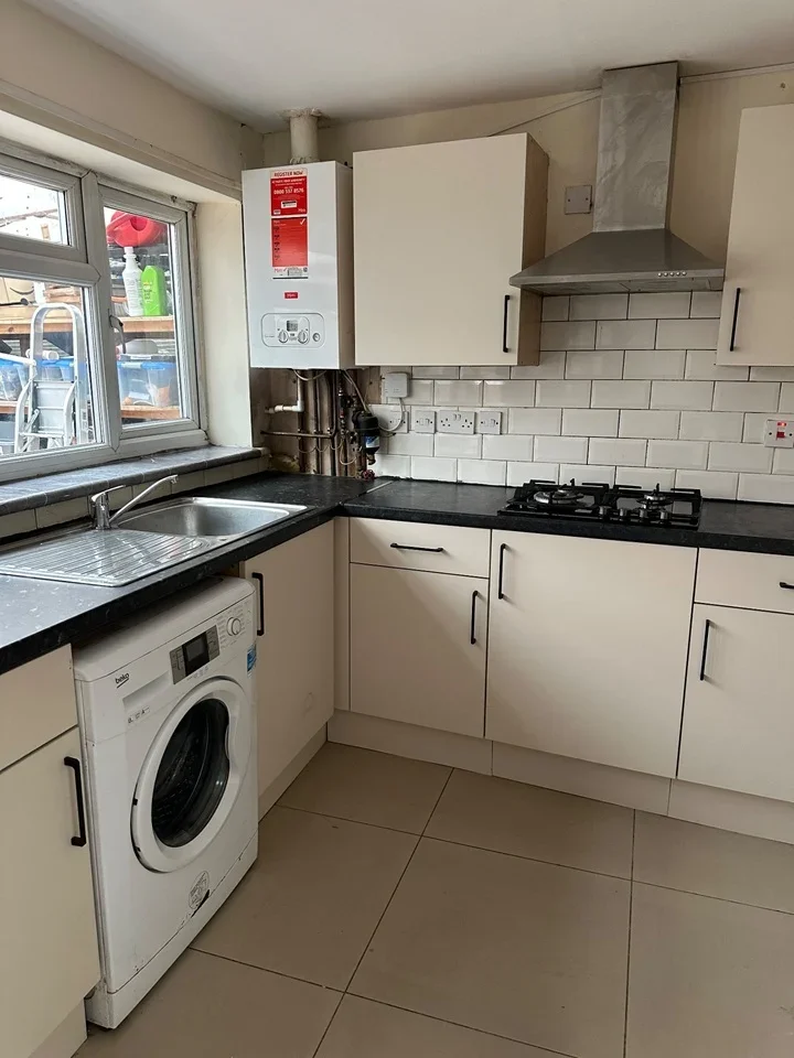 Flat Old Cote Drive in Greater London