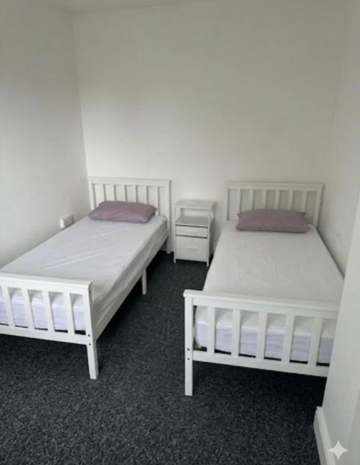 Room Charlton Crescent in Greater London