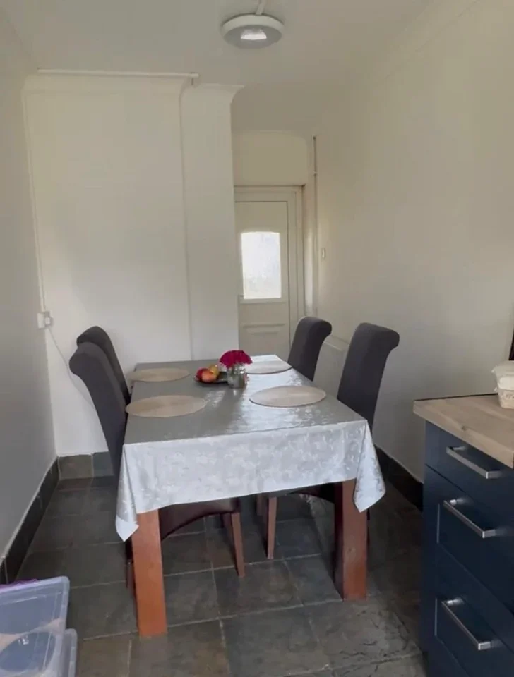 Room Charlton Crescent in Greater London