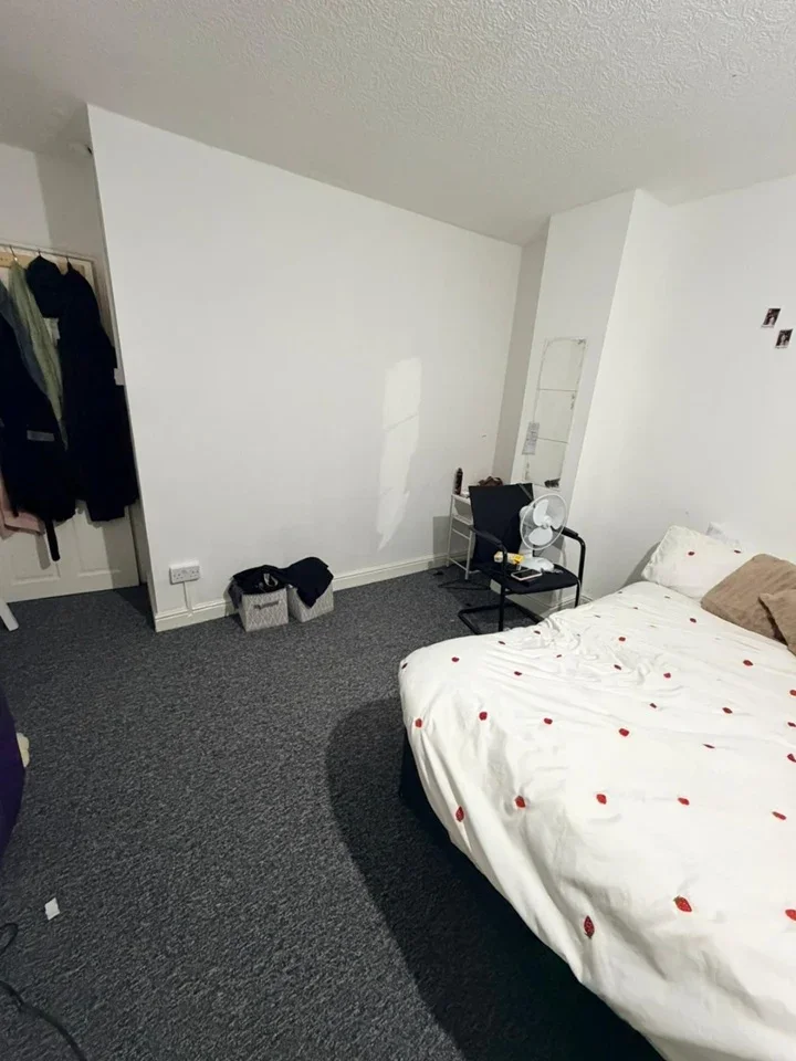 Room Charlton Crescent in Greater London